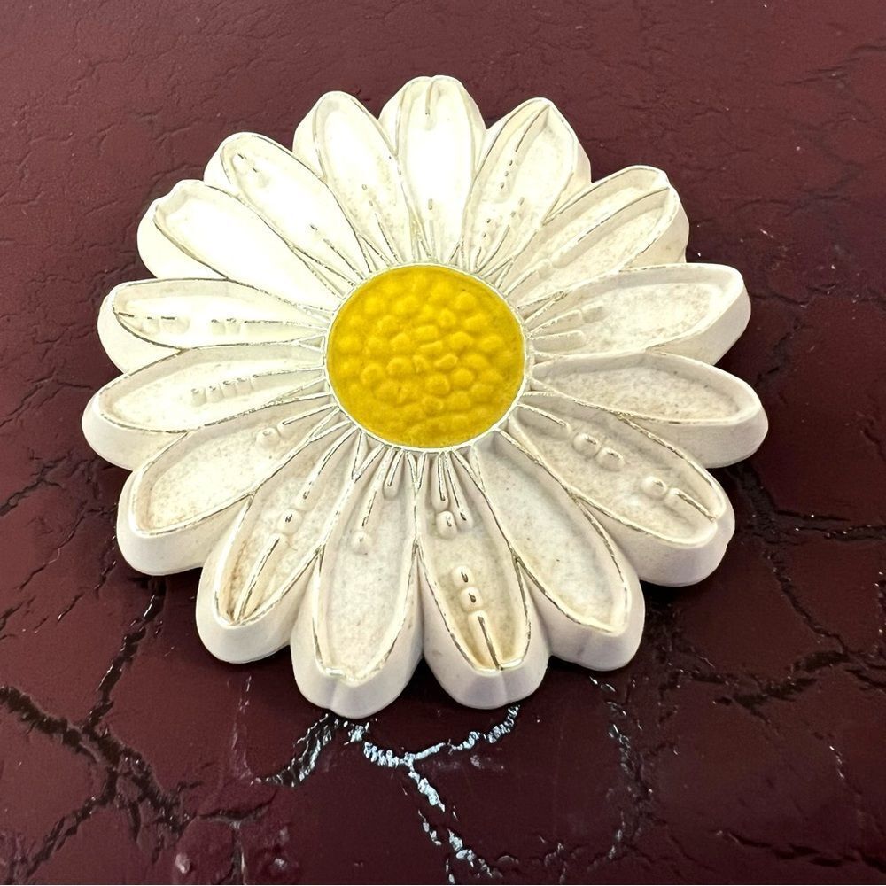 Vintage Hallmark Daisy Flower Brooch Pin White Yellow Cottagecore 1.5"